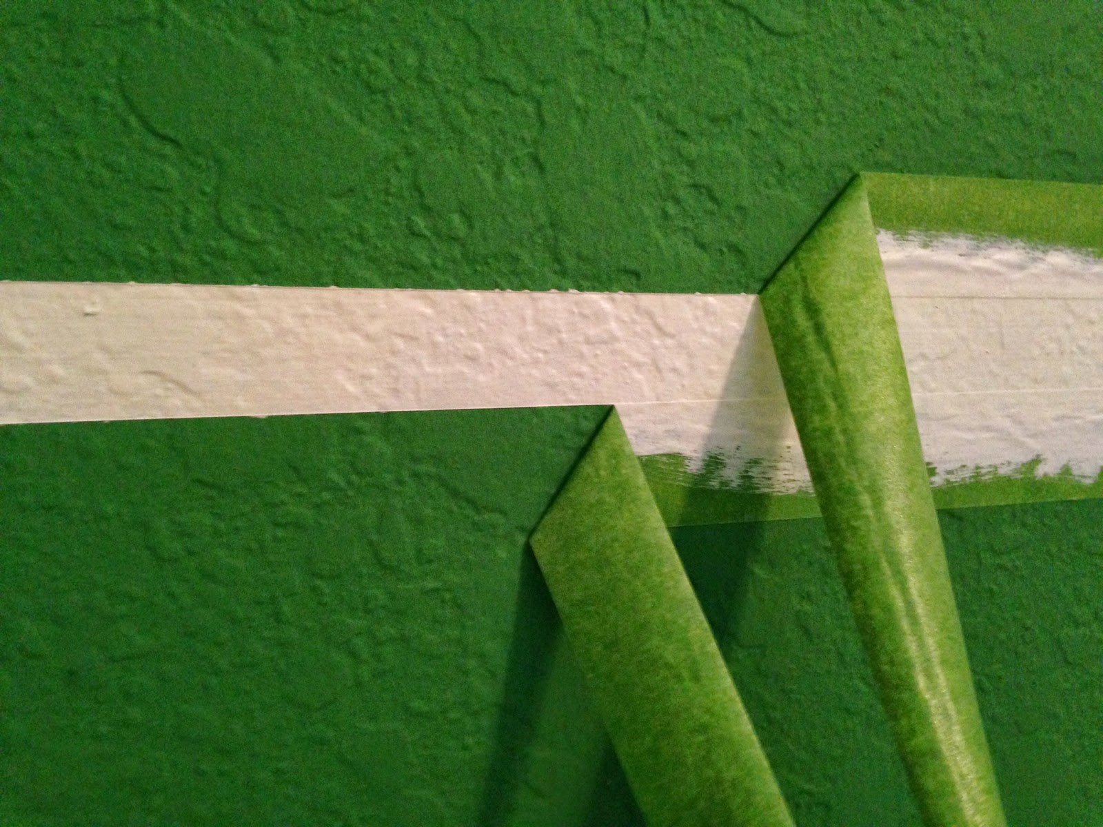 The ragged wren HowTo Football Field Wall