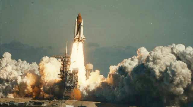Emergen increíbles fotos de la catástrofe del transbordador espacial Challenger