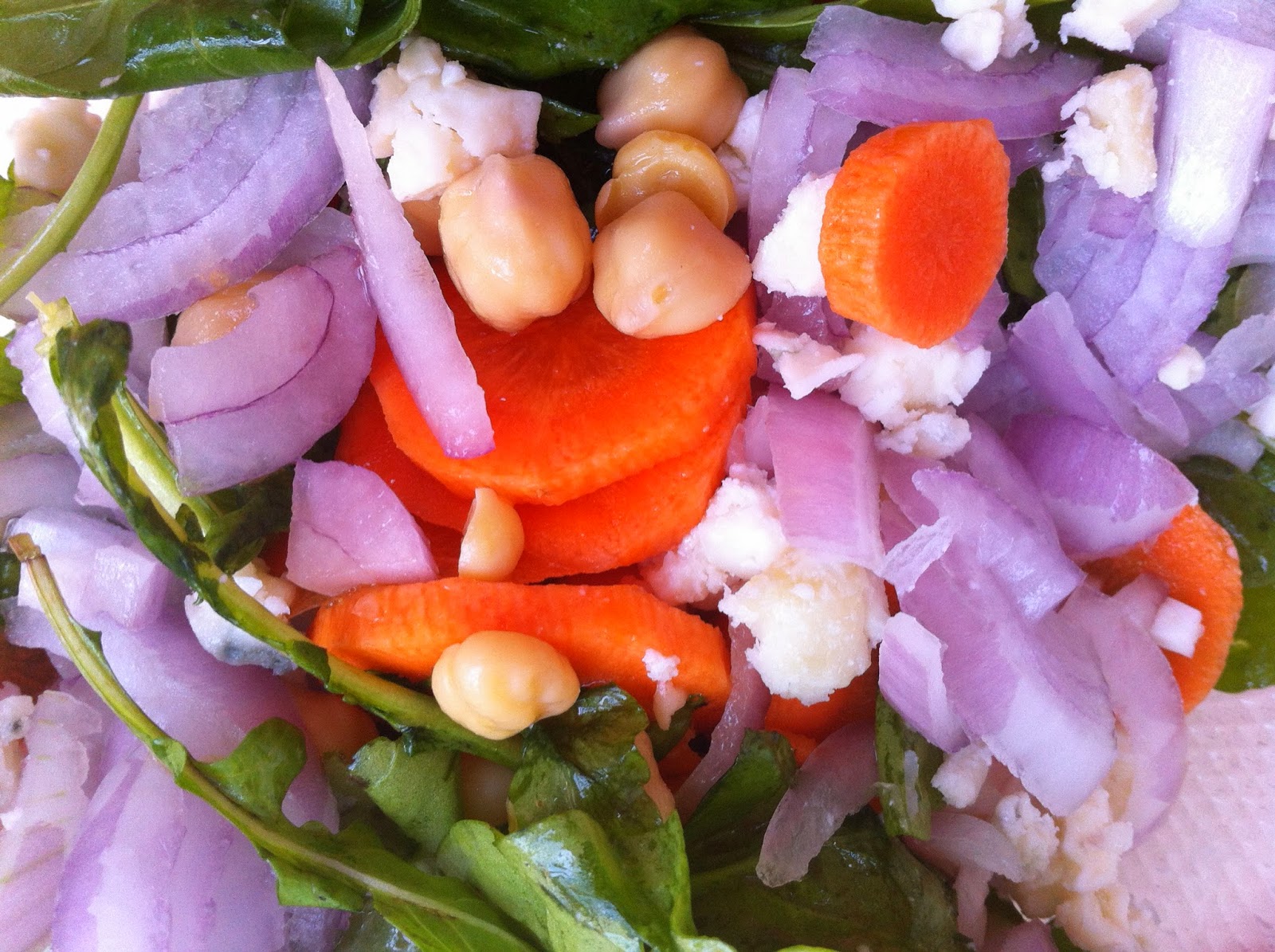 COCINA COMO MAMÁ ENSALADA DE RÚCULA Y CEBOLLAS MORADAS