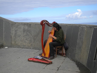 Suonatore d'arpa sulle Cliffs of Moher Cliffs of Moher Irlanda