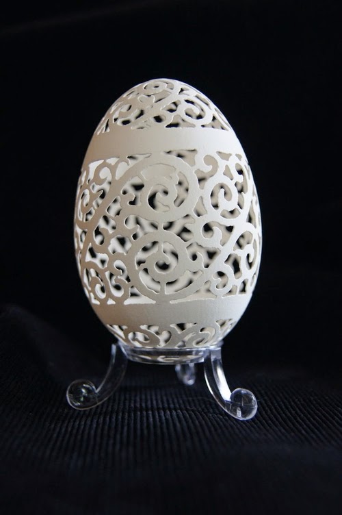 11-Piotr-Bockenheim-Carved-Goose-Eggs-Sculptures-www-designstack-co