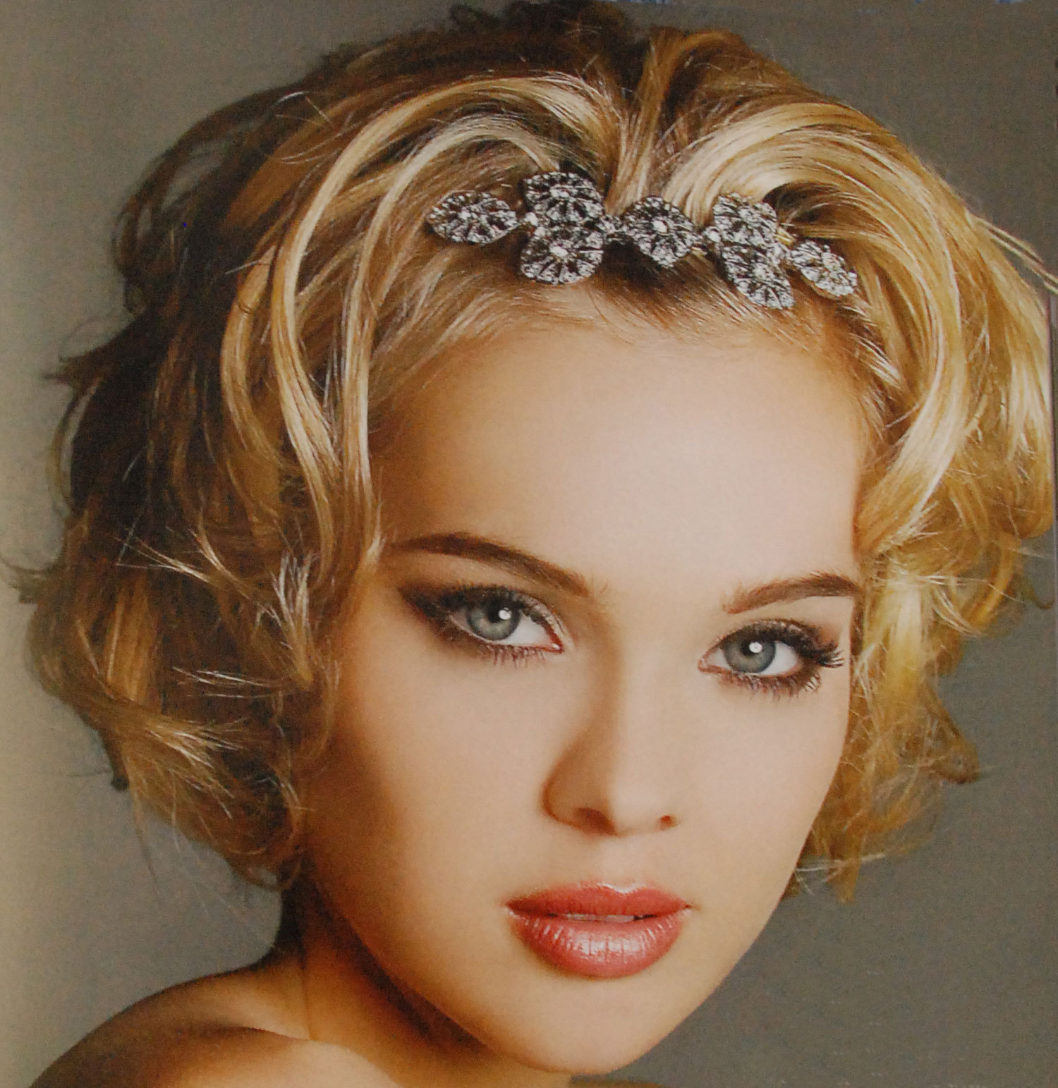 Curly Hairstyle for Teenage Girls title=
