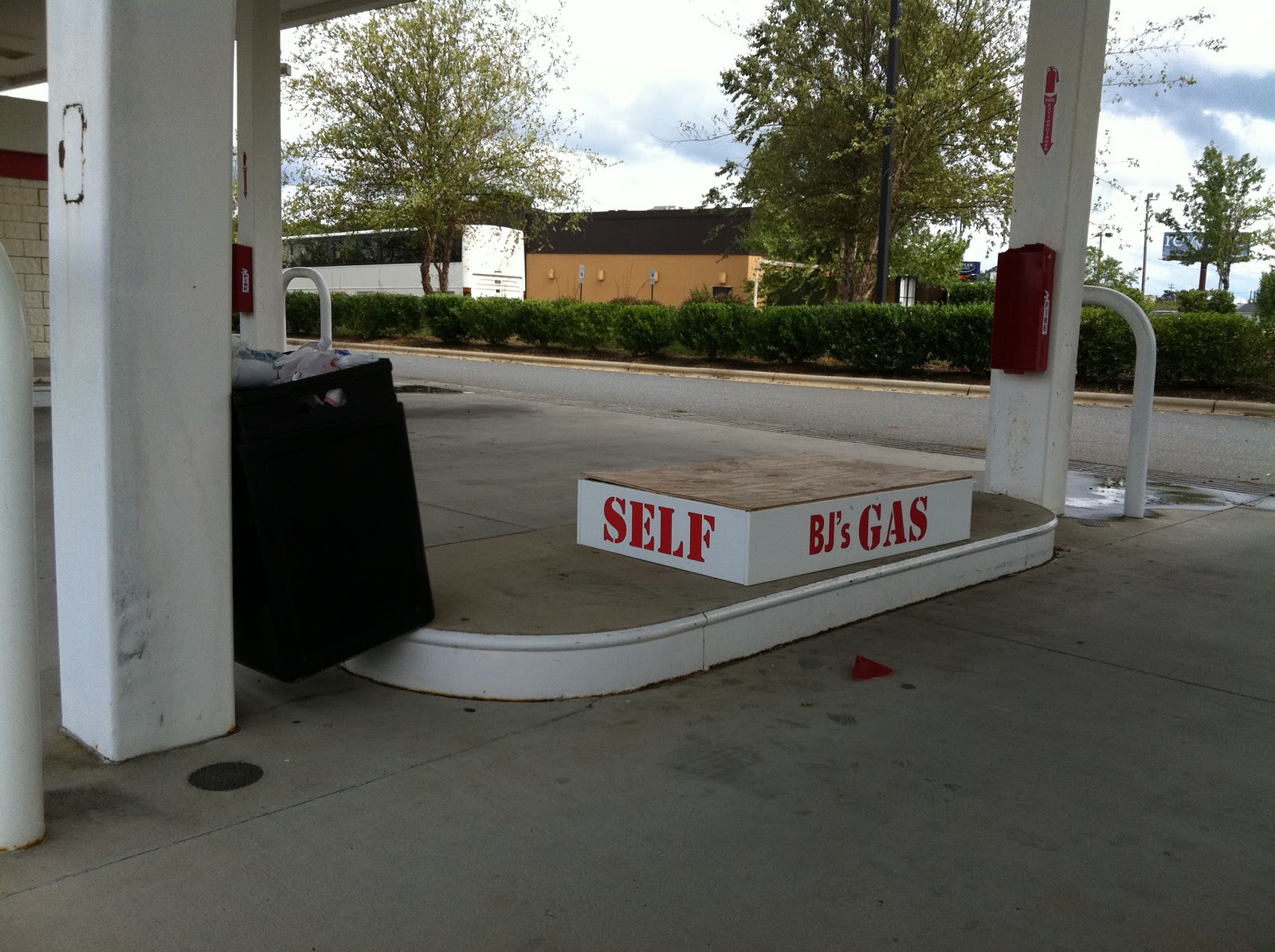 Dead and Dying retail Closed BJ's Wholesale in Charlotte, North Carolina