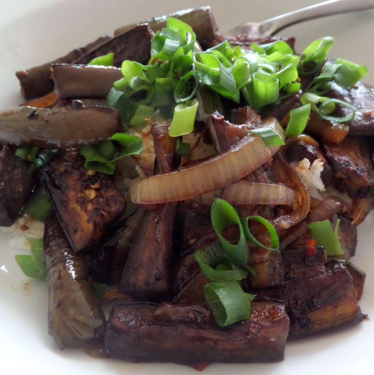 Szechuan Eggplant:  A quick and easy meatless stir fry made with eggplant, garlic, ginger, and soy sauce.  #meatless
