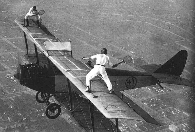 40 Amazing Historical Pictures - Two men play tennis on the wings of a bi-plane, c.1920 40 Amazing Historical Pictures - Two men play tennis on the wings of a bi-plane, c.1920