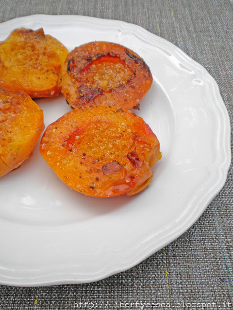 pesche cotte con cannella e amaretti / cooked peachs with cinnamon and amaretti cookies