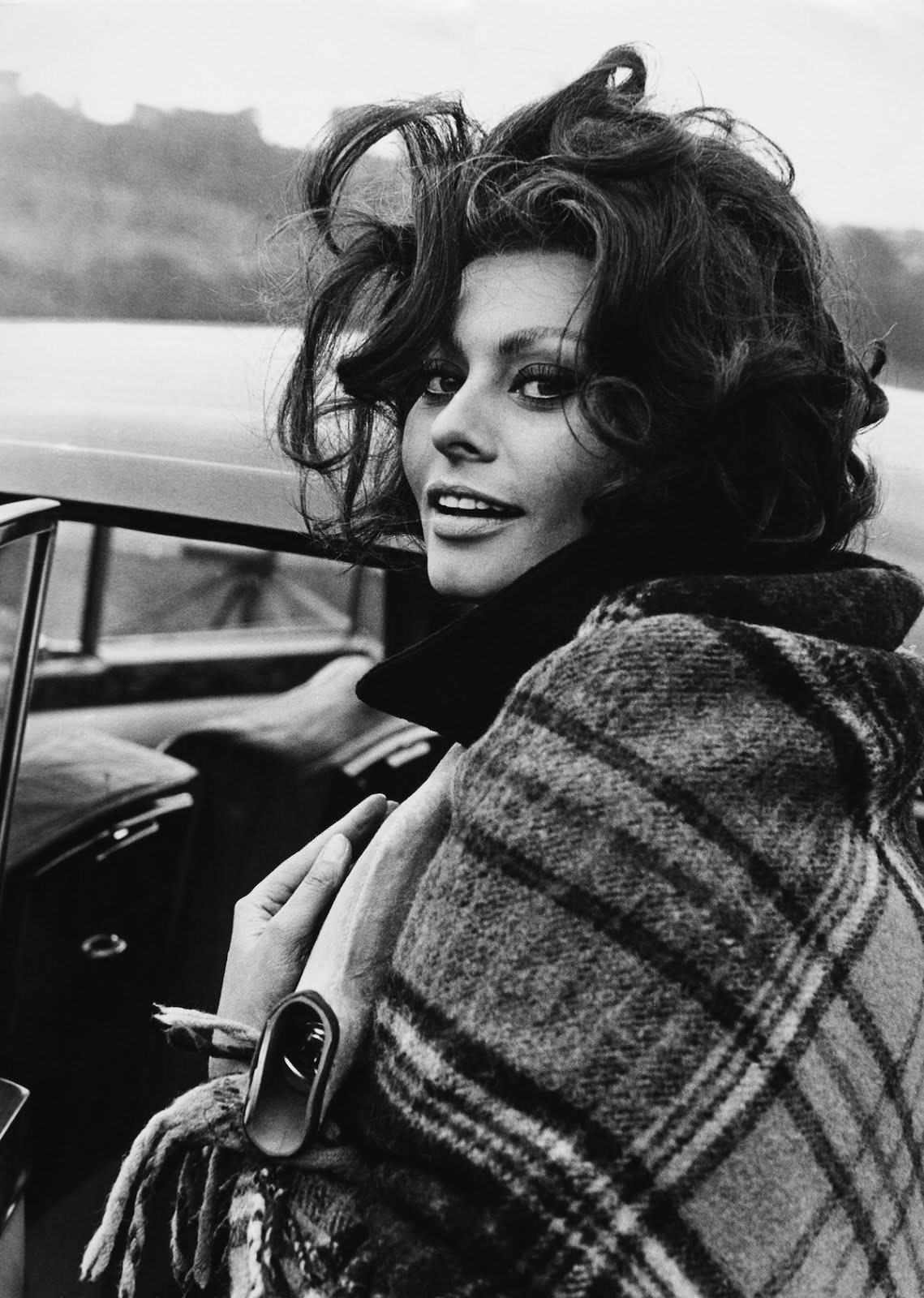 http://3.bp.blogspot.com/-lpTpI0frXtg/UKuM6XFo09I/AAAAAAAAA1A/zXJnBupHHPQ/s1600/Kim-Kardashian-Sophia-Loren-Birthday-Photo-Gallery-015.jpeg