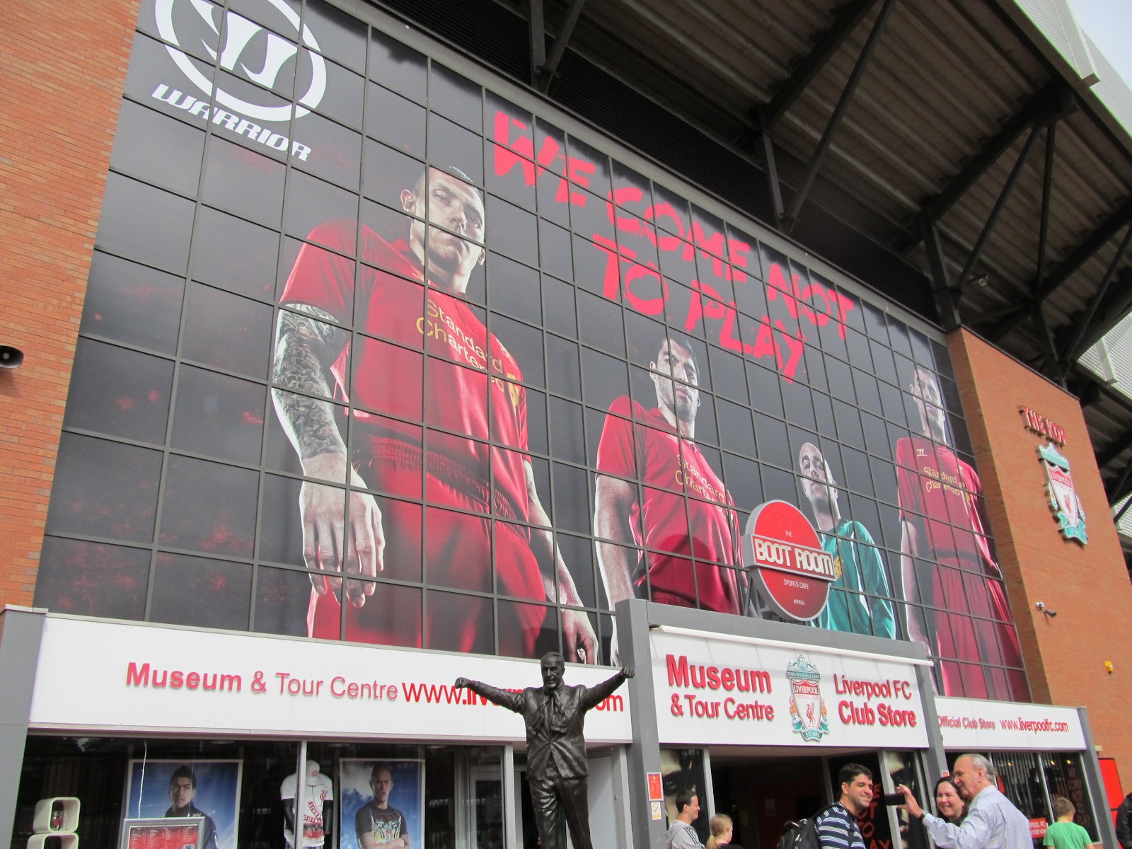 ボビーズ サマーキャンプだより 12年度まとめ 7 リバプールのホームスタジアム見学