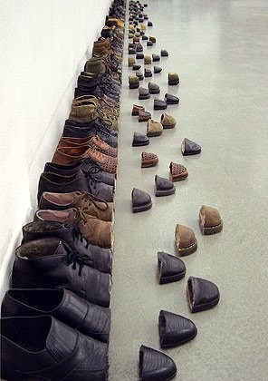 sakir gokcebag instalações de arte papel higiênico relógios sapatos