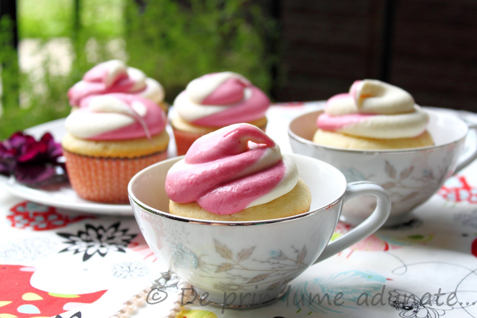 De prin lume adunate... Cupcakes cu ciocolata alba si crema in doua