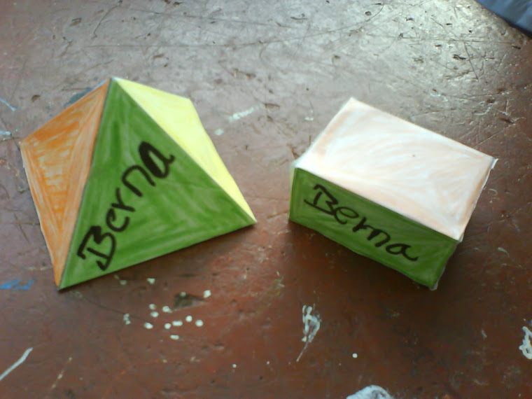 Modelos en papel de un prisma y un tetraedro