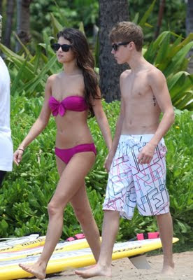 Selena Gomez and Justin Bieber kissing in Hawaii