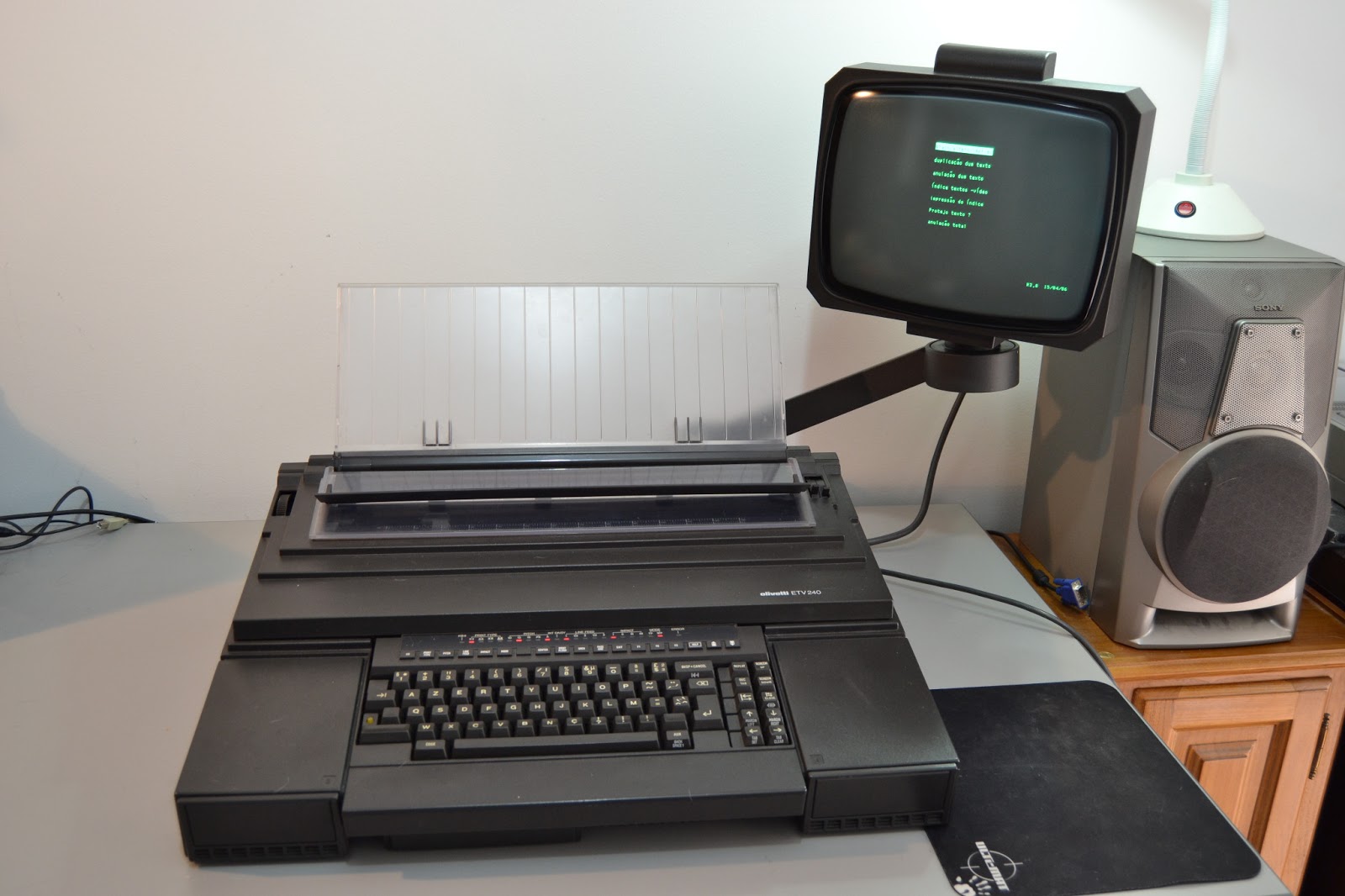 Tech Gore Galore Olivetti ETV 240 TypeWriter DEMO, DISASSEMBLY and REPAIR