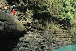 siap terjun dari batu