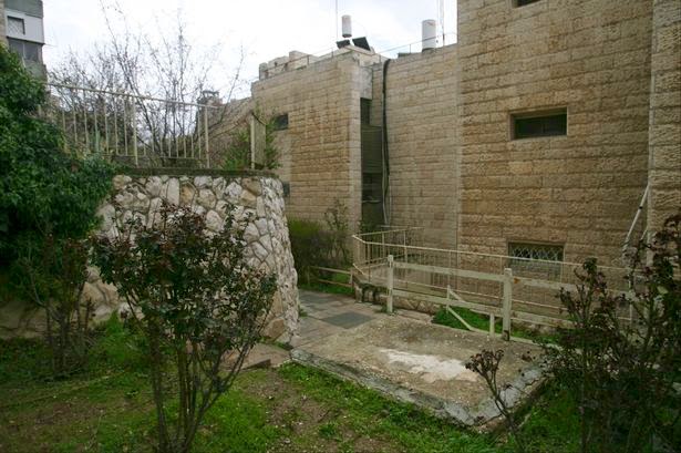 pintu masuk Talpiot tomb kini ditutup semen (sumber : Getty Images) pintu masuk Talpiot tomb kini ditutup semen (sumber : Getty Images)
