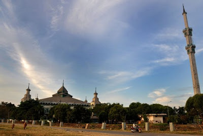 Masjid Al Markaz berdiri megah di kota Makassar