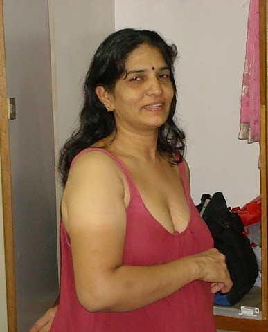 hot indian milf aunty showing. 