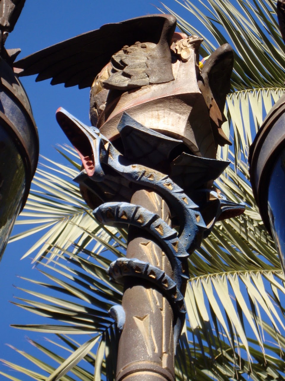 VIAJES EN LA MOCHILA 123. LAS FAROLAS DE ANTONI GAUDÍ (BARCELONA, ESPAÑA)