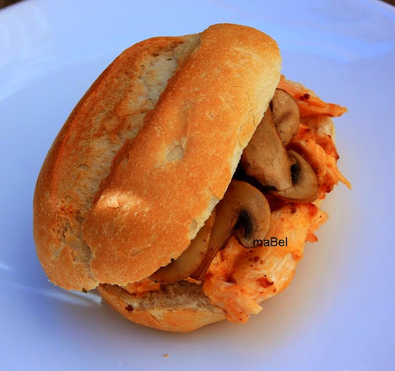 Sandwich De Pollo Con Queso Y Champignones
