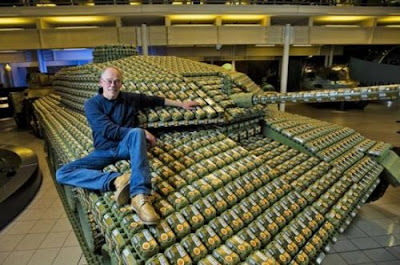 Stuart Murdoch cria tanque feito com mais de 5 mil caixas de ovos