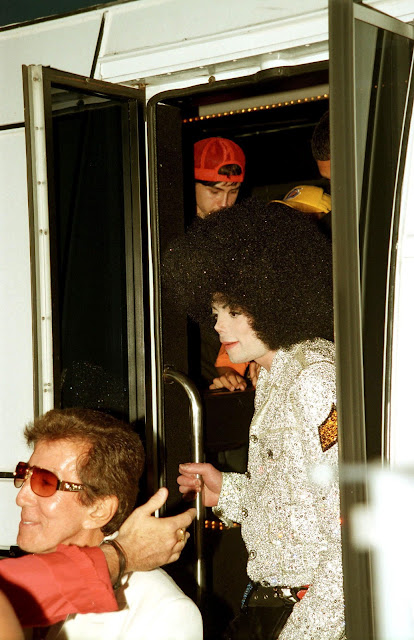 Michael Jackson na festa de aniversário para Al Malnik | 14 de Junho de 2003  Michael+Jackson+At+a+birthday+party+for+Al+Malnik+at+The+Forge+in+Miami+14+june+2004+%286%29