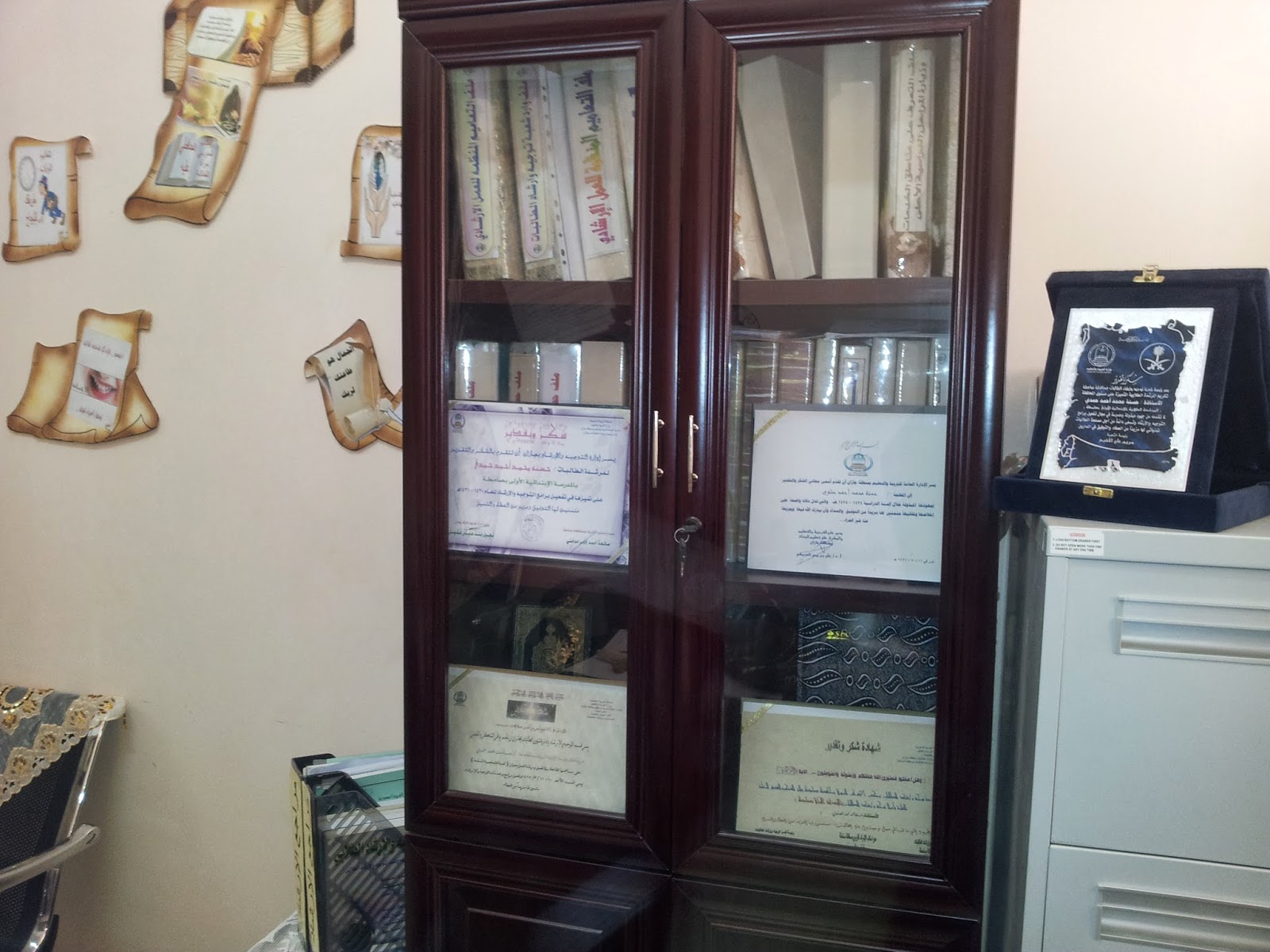 مرشدة الطالبات الفائزة بالمركز الثاني على المملكة فئة المرشد الطلابي مرشدة الطالبات الفائزة بالمركز الثاني على المملكة فئة المرشد الطلابي
