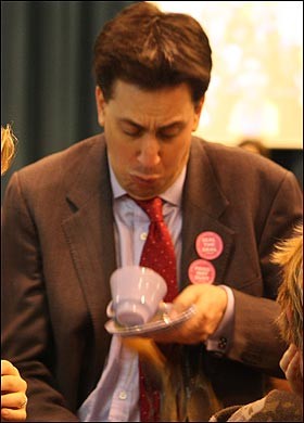 Ed+Miliband+-+spilling+tea.jpg