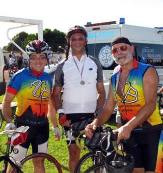 Didier Delezay (à droite avec des lunettes) a fait un périple en Afrique du Sud et à vélo !