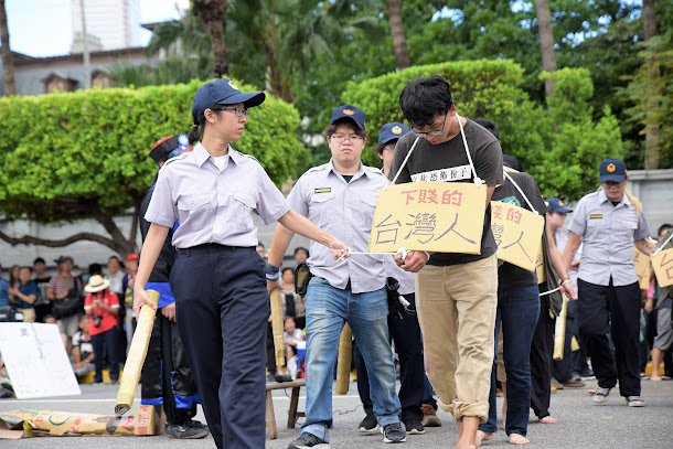 獨派團體抗議中演出情境劇。 獨派團體抗議中演出情境劇。
