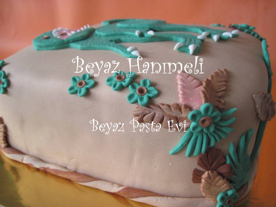 BEYAZ HANIMELİ Dinazorlu pasta