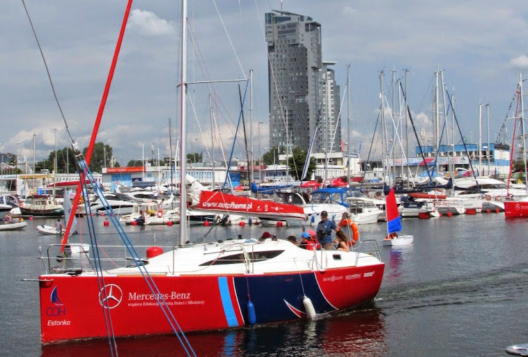 Gdynia -Marina. Widok przez jacht na wież. Sea Towers