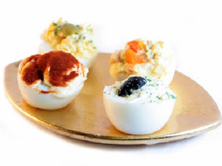 huevos rellenos decorados con arañas de aceitunas muyvariado ideas para presentar el huevo platos huevos rellenos decorados con arañas de aceitunas muyvariado ideas para presentar el huevo platos