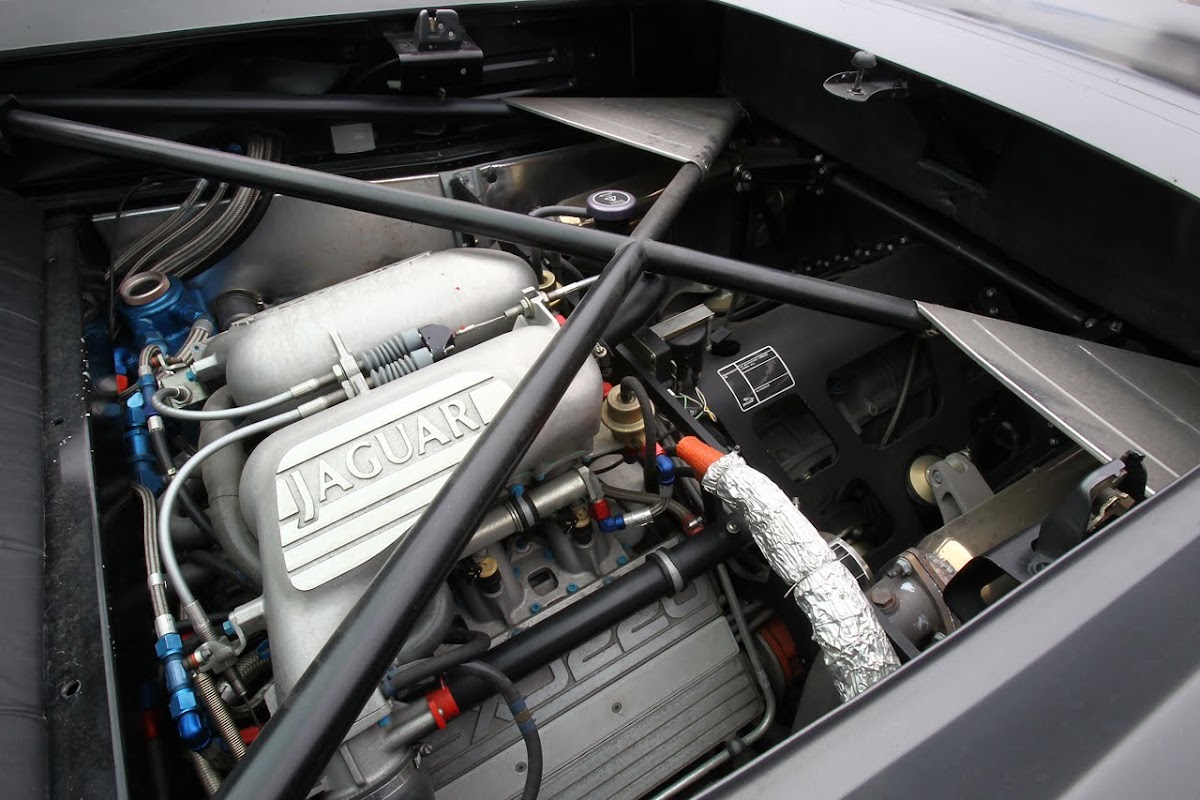 Jaguar XJ220S headed