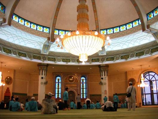 نقره لتكبير أو تصغير الصورة ونقرتين لعرض الصورة في صفحة مستقلة بحجمها الطبيعي