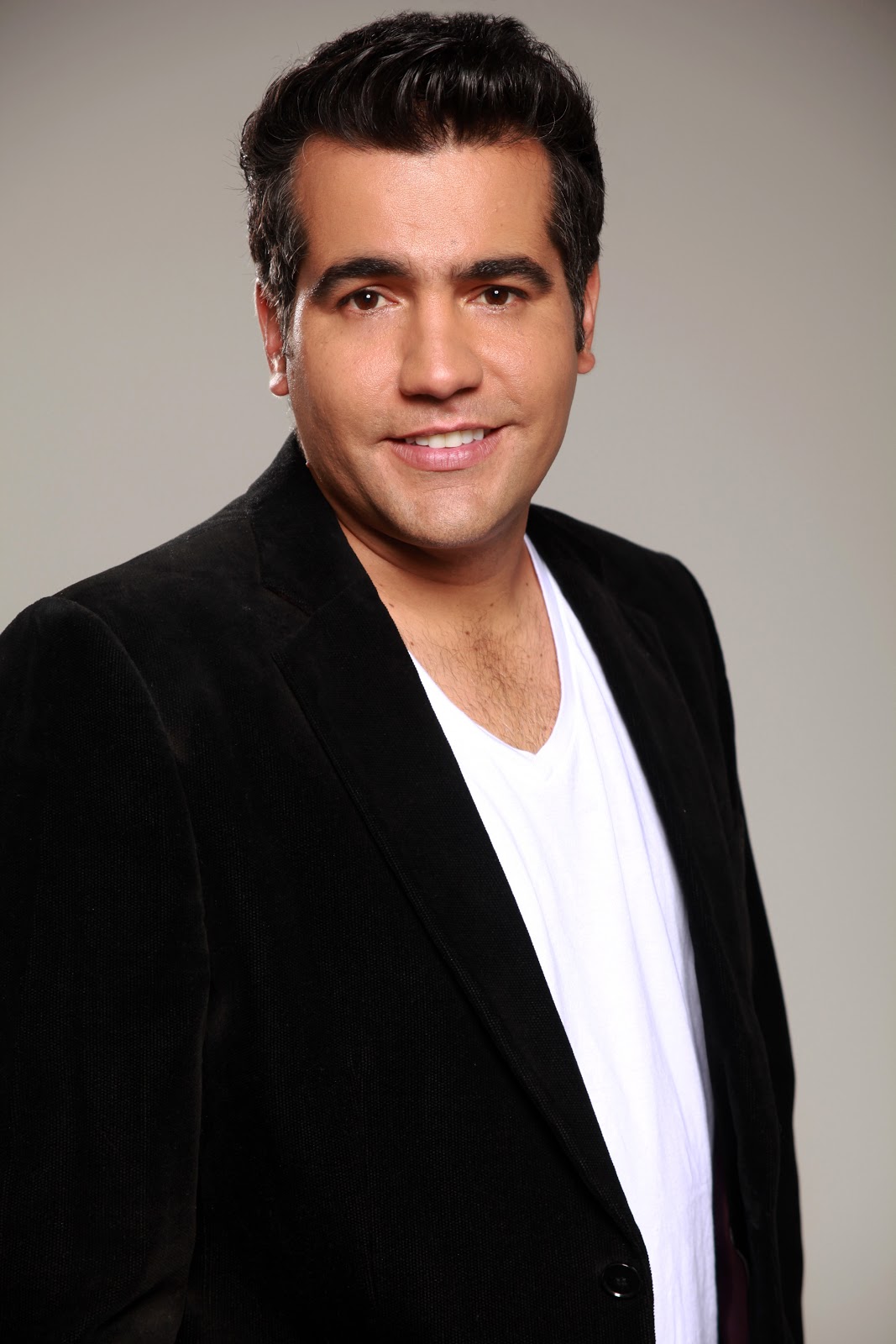 CARLOS CALERO, BENDITO ENTRE LAS REINAS Voces de famosos