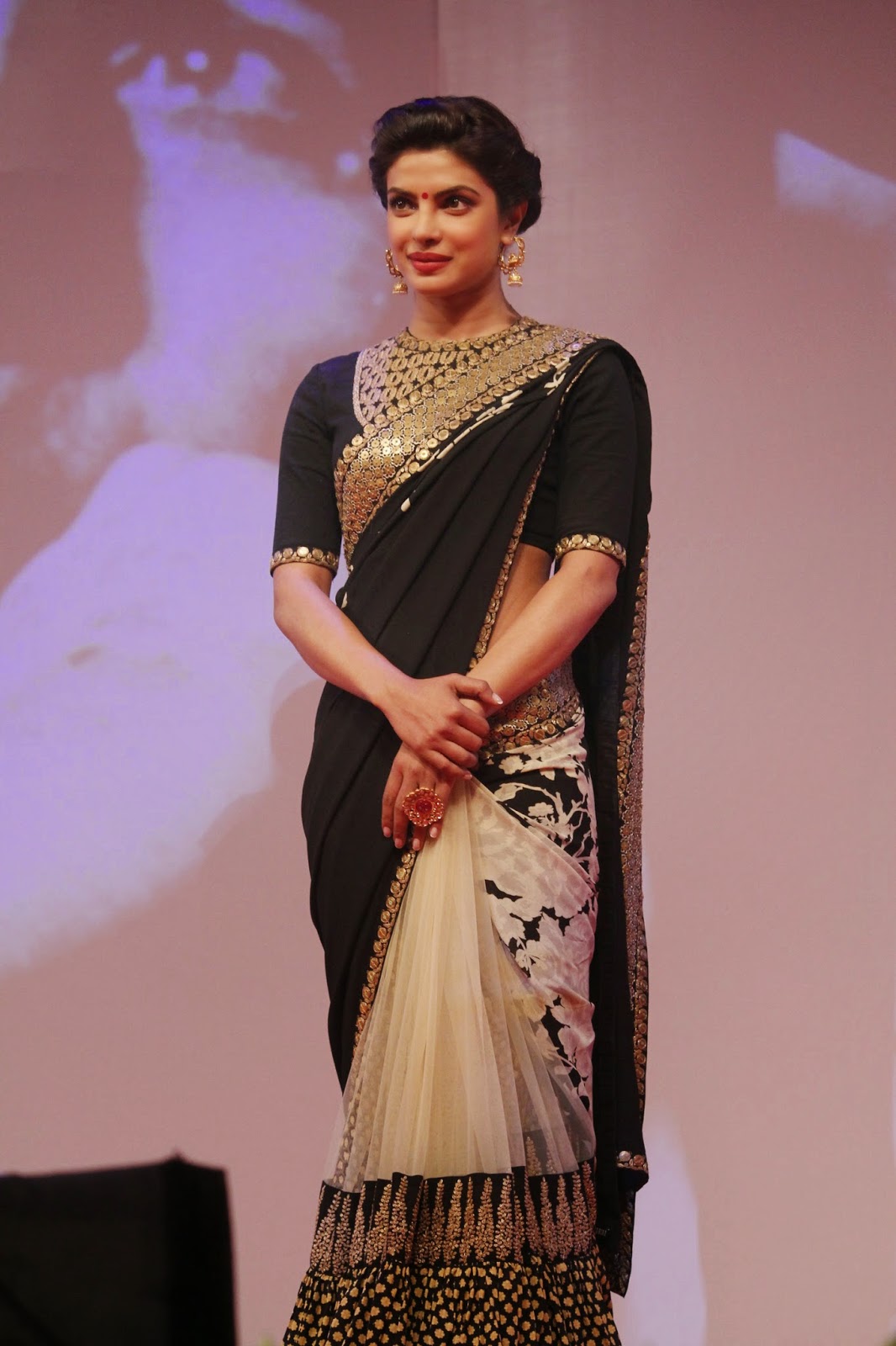 High Quality Bollywood Celebrity Pictures: Priyanka Chopra Looks Hot In