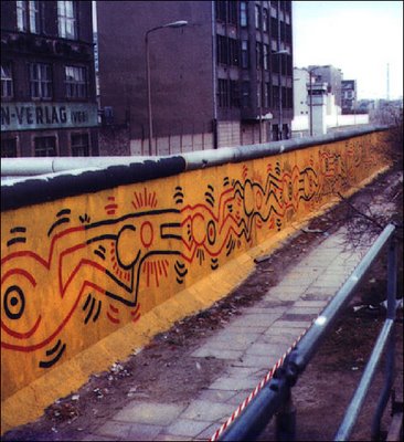 Fattitaliani It Il Graffito Di Pace Di Keith Haring Tre Anni Prima Della Caduta Del Muro Di Berlino