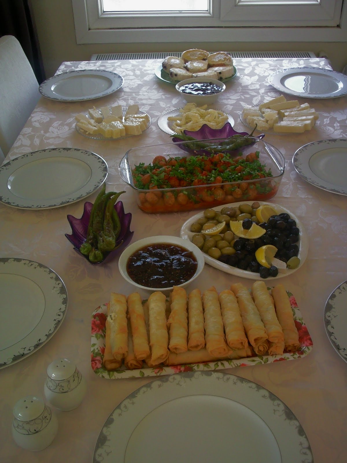 MİSAFİRLERİM GELECEK VE SARIMSAKLI KÖFTEM