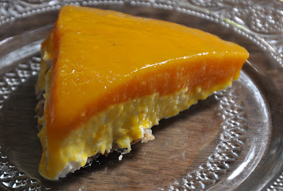 A soft creamy no bake cheesecake: Mango cheesecake with an almond-honey crust...