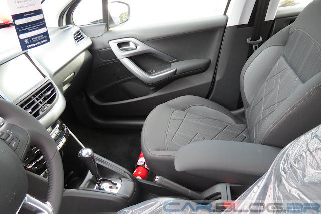 Peugeot-208-Griffe-interior%2B(3).JPG