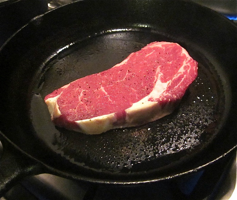 Searing steak in cast iron minefestival