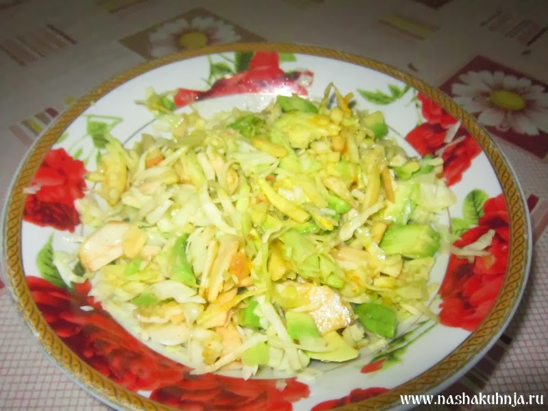 Салат из белокочанной капусты с авокадо и яблока