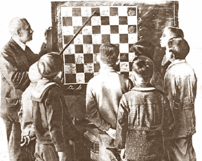 Profesor dando clases de ajedrez en Ströbeck
