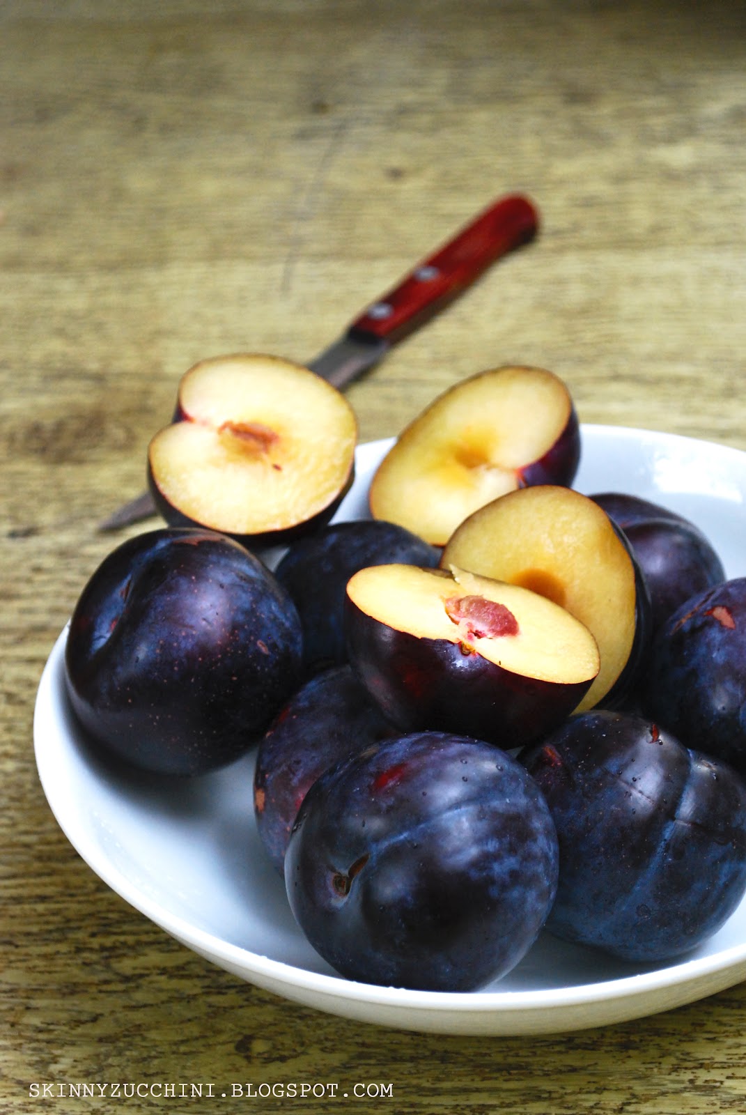 Skinny Zucchini Plūmju kafijas kūka