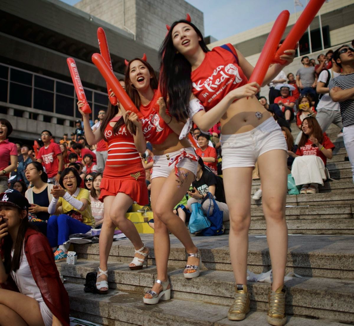Những fan nữ xinh đẹp, bốc lửa đốt cháy của World Cup 2014