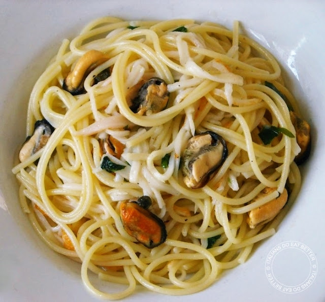 ITALIANS DO EAT BETTER SPAGHETTI AI SURIMI DI GRANCHIO