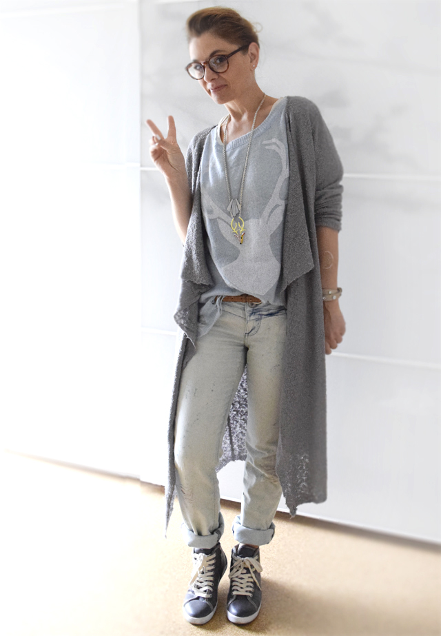 Graue Sneaker Kaputte Jeans Hellblaue jeans Graue lange Strickjacke hellblaue batikjeans