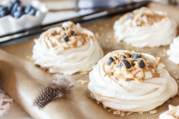 Amalie loves Denmark Pavlova Osternester mit Espressglasur Amalie loves Denmark Pavlova Osternester mit Espressglasur