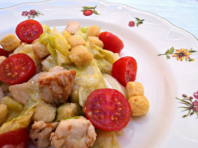 Ensalada De Pollo Adobado Con Picatostes Sin Gluten