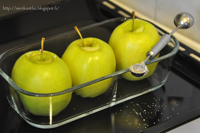 omenat valmiina uuniin, apples ready for oven